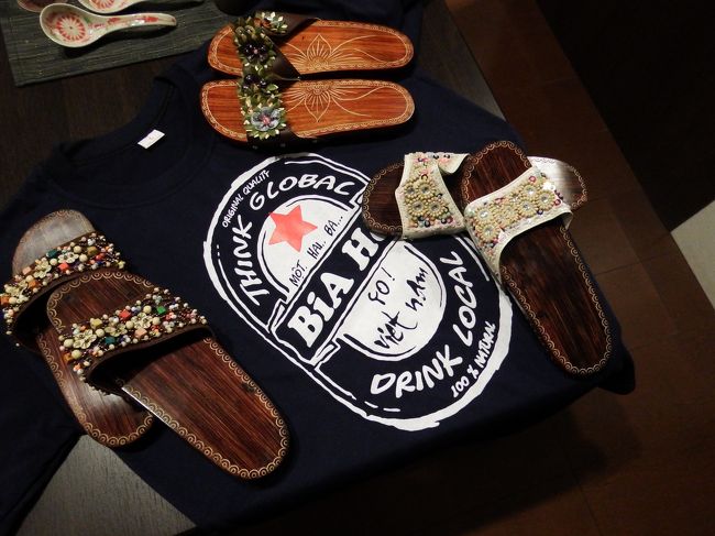 そして出来上がった３足がこちら。<br />１足、100,000ドン（約￥560）<br />下に敷いてあるのは「ビア・ホイ」のロゴがデザインされたＴシャツ、55,000ドン（約￥300）