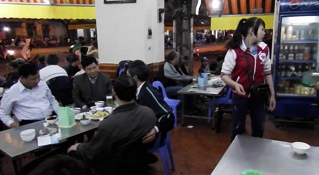 サンダル屋さんのあと、Ｔシャツや山岳民族製品、他、いろいろとショッピングを楽しんで、そろそろ夕食タイム。<br />ベトナム最後の夕食、そしてこの旅行最後の夕食は、ハノイの大衆酒場「ビア・ホイ」へ！<br />お客さんはほとんど地元の人達のよう、観光客らしき人は見当たりません。<br />けっこうディープかも！