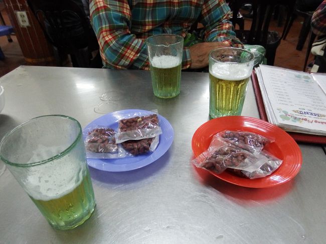 「ビア・ホイ」は、こんな感じの生ビール、１杯約￥50！<br />安い！でも、薄いィィイイイ！