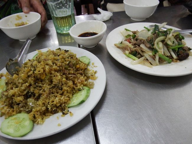 食事メニューはかなりいろいろありました。<br />別テーブルの人達が食べていた厚揚げにパクチーが山盛りになった料理が美味しそうで、注文しましたら、あっちよりこれにしろ、とか言われて、素直に従ってしまった私。<br />「牛肉と野菜の炒め物」とチャーハンです。<br />これ、旨い！ベトナムのあっさり味ではなく、結構濃いめの味付け、ビールに合う！
