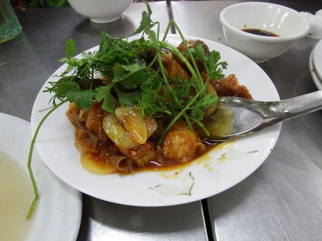 鶏肉の甘酢炒め、これも美味しいではありませんか！！！<br />いやぁ〜、「ビア・ホイ」気に入りましたぁ〜〜〜〜！！！<br /><br />４人で他にビール７杯、締めて720,000ドン（約￥4,000）<br />お姉さんに高いメニューを勧められてしまったので、予想より合計金額が高い！でも、日本の感覚では、安〜い！大満足でした！