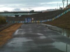 一ツ葉西都原自転車道を走ってみたら、工事中。かなり戻らなければならなかったが、もっと手前に看板ぐらい出しておいて欲しい。