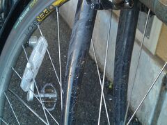 雨の中走ったせいで、ブレーキのゴムがでろでろに溶け出した。