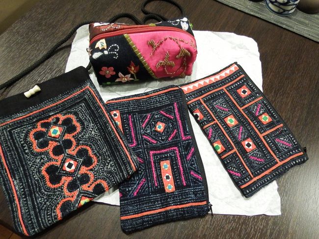 下３点はハノイで購入した山岳民族の手作りポーチ、１個30,000ドン（約￥170）