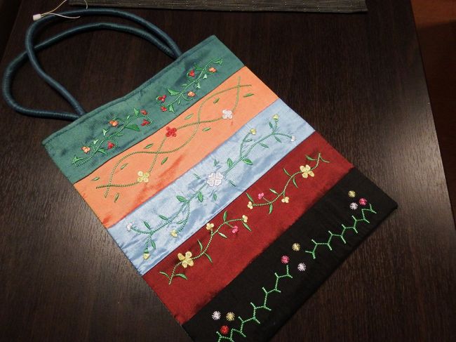 ホーチミンのドンコイ通りのお土産屋さんで購入。<br />確か￥1,000位。<br />シルク素材でちょっと高価そう。