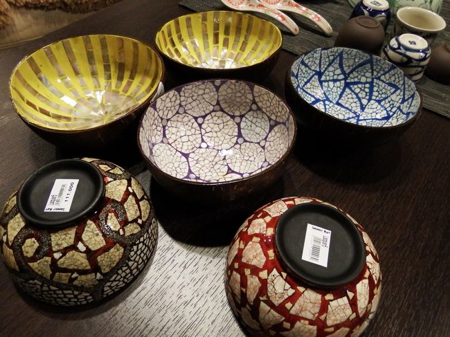 こちらも同じお店で購入。<br />手前左は111,000ドン（約￥620）の値札が見えます。<br />奥のヤシの実でできた器はその半額くらい。<br />でも、ホイアンでは同じ物がもっと安く売られていました。
