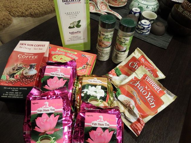こちらもホーチミンで。<br />ハスのお茶（約￥300）、ジャスミン茶（約￥500）、レモン塩（約￥300）、インスタントお粥（約￥90）、他、<br />ガイドさんの案内のお店でしたので、ちょっと高かったかも…。<br /><br />左の、有名なジャコウネコのコーヒーは、ハロン湾へ行く途中に購入したもの、こちらはなんと100gで￥1,000位！<br />でも、未体験の独特の味がするコーヒーでした。<br /><br />足掛け１３日間の旅、ホント、楽しかったです。<br />思い返すと、もう少しハノイに居たかったなぁ〜、不思議な魅力のあるディープな街でした。<br /><br />最後まで読んでくださり、有り難うございました！<br /><br />