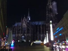 Köln経由となり、思いがけず外からケルン大聖堂をみることができた。
結局乗り継ぎ時間が2時間くらいの予定がたった30分。
