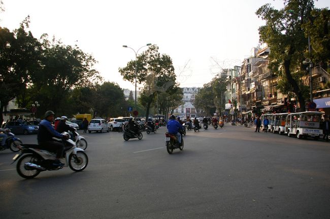 初日にハノイ市内に着き、バイク、車の走る中、道を横断するのが怖ろしかったが、そのうち慣れてきて自然に渡れるようになった。