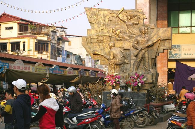 社会主義っぽいレリーフもあるのです。