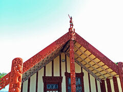 どんどん歩いて、オヒネムツというマオリの人が普通に暮らしている地区まで来た。

Te Papaiouru Marae
ここはマオリの集会所