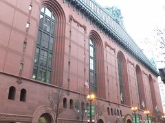 宿泊先ホテル斜め前にある、「Harold Washington Library」図書館。
建物のデカさに圧倒される。