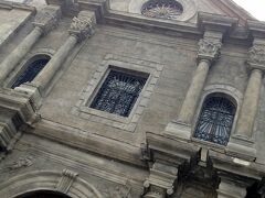 サン・オウガスチン教会 San Agustin Church and Convent


1600年前後に建てられた石造教会で、そのしっかりとした造りは度重なる地震や戦火にも耐えて、インストラムロスの中でも唯一オリジナルの形を残しています。1993年には「フィリピンのバロック様式教会群（4教会）」として世界遺産に登録されました。

近くのマニラ大聖堂は格式からも厳粛な雰囲気を漂わせていましたが、長い歴史を経たこの教会の雰囲気はまた素晴らしく、こちらの方により強烈な印象を受けました。


San Agustin Church
General Luna Street, Intramuros, Manila
http://sanagustinchurch.org
入場料：100P
チケット売り場では収蔵品の説明が詳しく載っている カラー写真集（300P）があり、1冊いただいてきました。