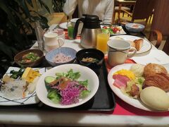 朝ご飯はホテル内のレストランでブッフェを。
京都らしい和食メニューや湯葉を使ったオムレツ等を頂きました。
野菜を使ったスムージーもあり健康志向の方にも嬉しいラインナップ。