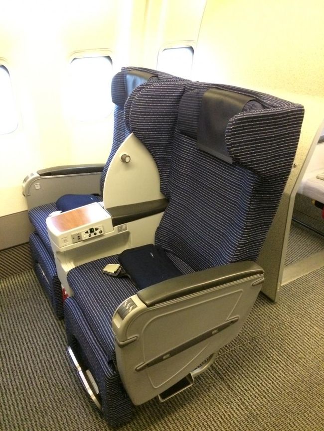 搭乗したら、隣の席が空いていたので、思わず1枚。<br /><br />旧型のシートです。<br />