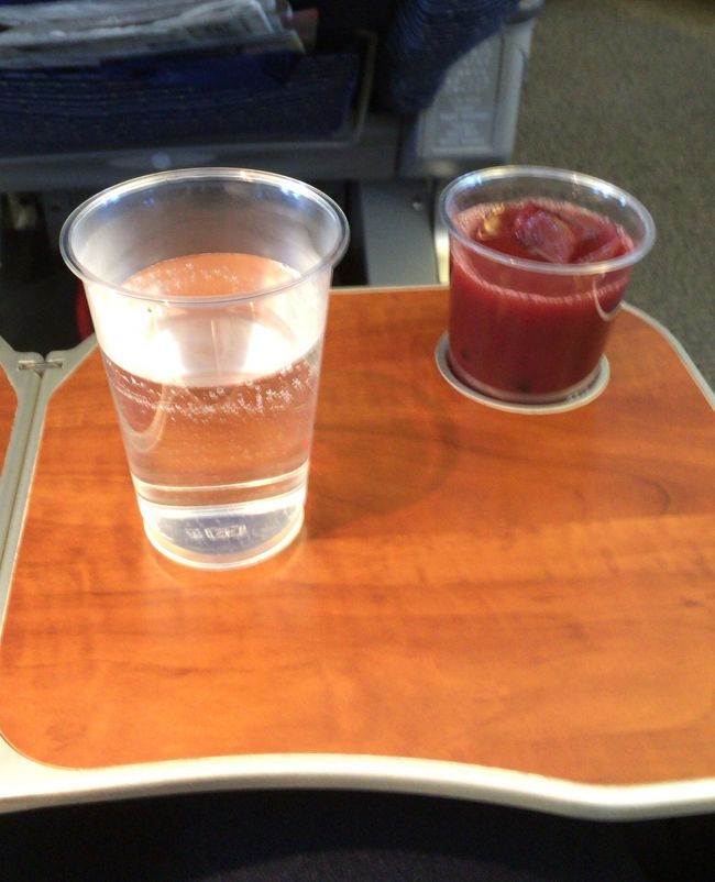 さらにさらに、焼酎のお湯割りを。<br />この焼酎、非常に飲みやすいです。<br /><br />スペシャルドリンクのブドウのジュースとともに、いただきました。<br />