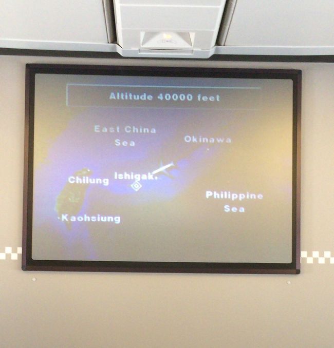 飛行機は石垣に近づいてきました。<br /><br />見えにくいですが、地図を見ると、沖縄本島よりも台湾が近いですね。<br />