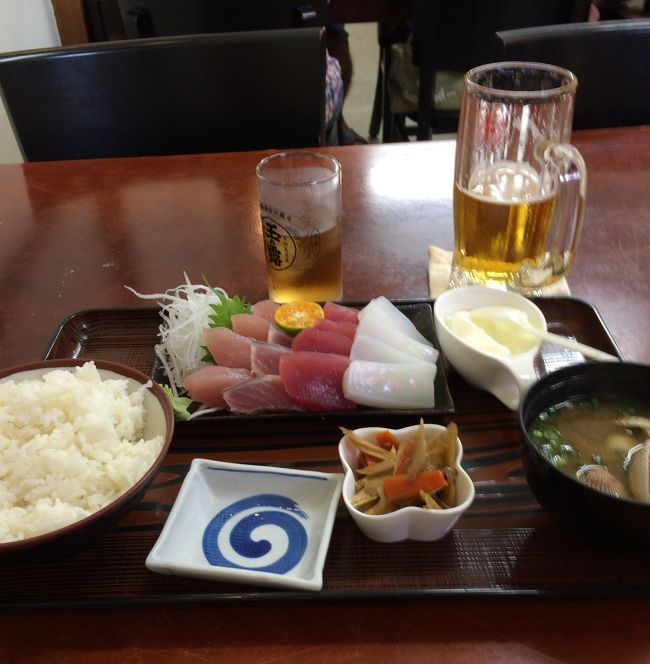 そして、出てきた　さしみ定食。<br /><br />噂では聞いていましたが、20切れ近くあります。<br />そして1切れ1切れが結構厚い。<br /><br />これで800円なら満足です。<br />