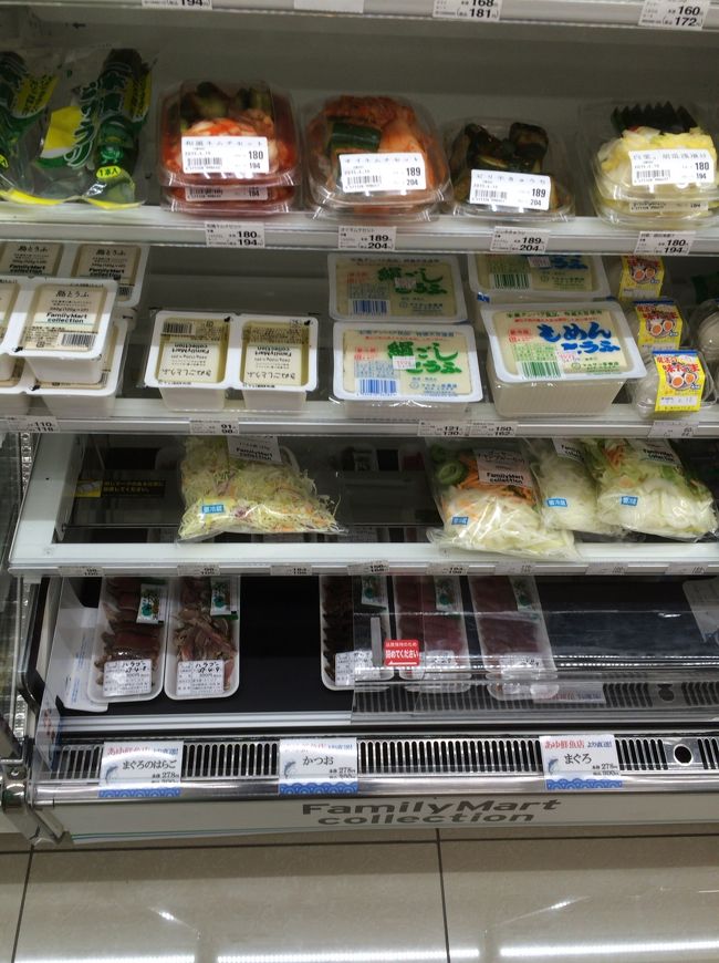 やっぱ沖縄のコンビニ。ちょっと品揃いが違います。<br /><br />沖縄でも見かけませんが、石垣島のコンビニにはお刺身が売っています。<br /><br />さすがに満腹だったので買いませんでしたが……。<br /><br />この日は早朝から動いていたので疲れがどっと出て、日付が変わる前に寝てしまいました。<br /><br />2日目に続く（→　http://4travel.jp/travelogue/11000362<br />　）<br />