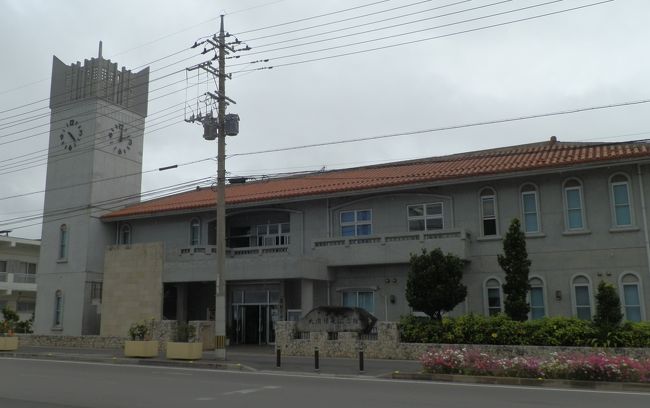 取りあえず、バスターミナル方面に行こうと思い、歩くと昨年見つけた「大濱信泉記念館」<br />母校そっくりの建物です。<br /><br />昨年は訪れた時には、早朝だったので開いていなかったので、今回はゆっくり見ることが出来ました。<br />