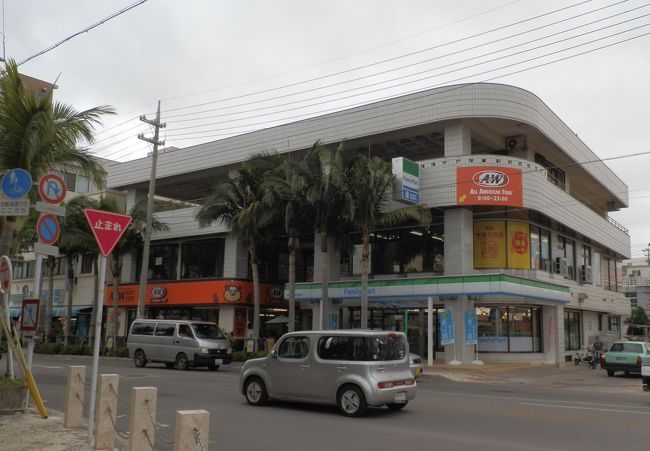 まちなか循環バスが、石垣の市街地を1時間おきに走っていることは予め調べていました。<br />郵便局の前にもバス停があり、時刻表を見ると10分後にバスターミナル行きがあるそうです。歩き疲れたので、ここでバスを待つことにしました。<br /><br />バスで数分でバスターミナルへ。八重山博物館へ向かうので、730交差点へ。<br />今回の一番の驚き。石垣島にファミマが進出していました。それもココストアもない730交差点のすぐ横に。