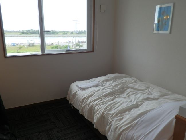 部屋は角部屋。ダブルルームにグレードアップしてくれたようです。<br /><br />楽天トラベルのセールで予約したので、1泊4,500円でしたので、なんだか申し訳ない気持ちです。<br /><br />