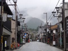 再び高速に乗って、午後５時過ぎ、瑞泉寺前の八日町通りへ。