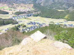 竹田城址（日本のマチュピチュ）より城下を臨む。

A view from the Takeda castle ruin, a.k.a. Machu　Picchu of Japan.