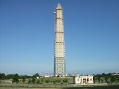 ・ワシントン記念塔　

メトロで街中へ。
まずはここから。
初代大統領ジョージ・ワシントンの功績を称えて建造された記念塔。
高さ１６９ｍで、ワシントンＤ．Ｃ．で一番高い建造物。
ワシントンＤ．Ｃ．では、この記念塔より高い建造物を建てたらあかんことになってるらしく。
時間が早かったんで、残念ながら展望台には上れんかった。。。

