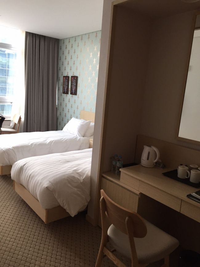 仁川空港駅から直通列車と地下鉄4号線で着いた宿泊先は、明洞駅すぐのロワジールホテルソウル。<br />1月にオープンしたばかりという事で予約しましたが結果的に、、、失敗かな(^_^;)<br /><br />明洞駅や明洞の繁華街には近くて地理的には最高ですが、内装の仕上がりが雑だったり空調のスイッチが壊れてるのか調整できなかったりと、4っ星は無いよなって感じです。<br /><br />今後の改善に期待です。