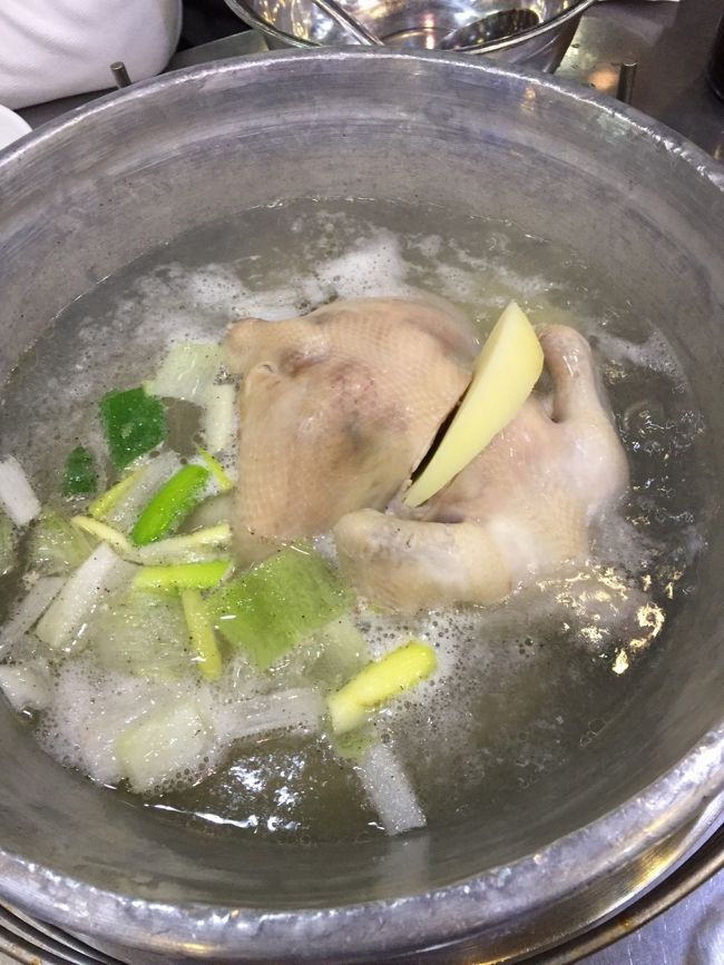 明洞・南大門市場・東大門市場をブラついて、夕食は陳玉華ハルメ元祖タッカンマリ！<br /><br />マリオットホテルの方から歩いて行ったので、途中少し迷いましたが、焼き魚の匂いを抜けたら右手に発見！<br />番号札を渡されて5分程で呼ばれました。<br /><br />初めて食べましたが、美味しかったです♪<br />ビールや韓国焼酎も飲んで満足しました。