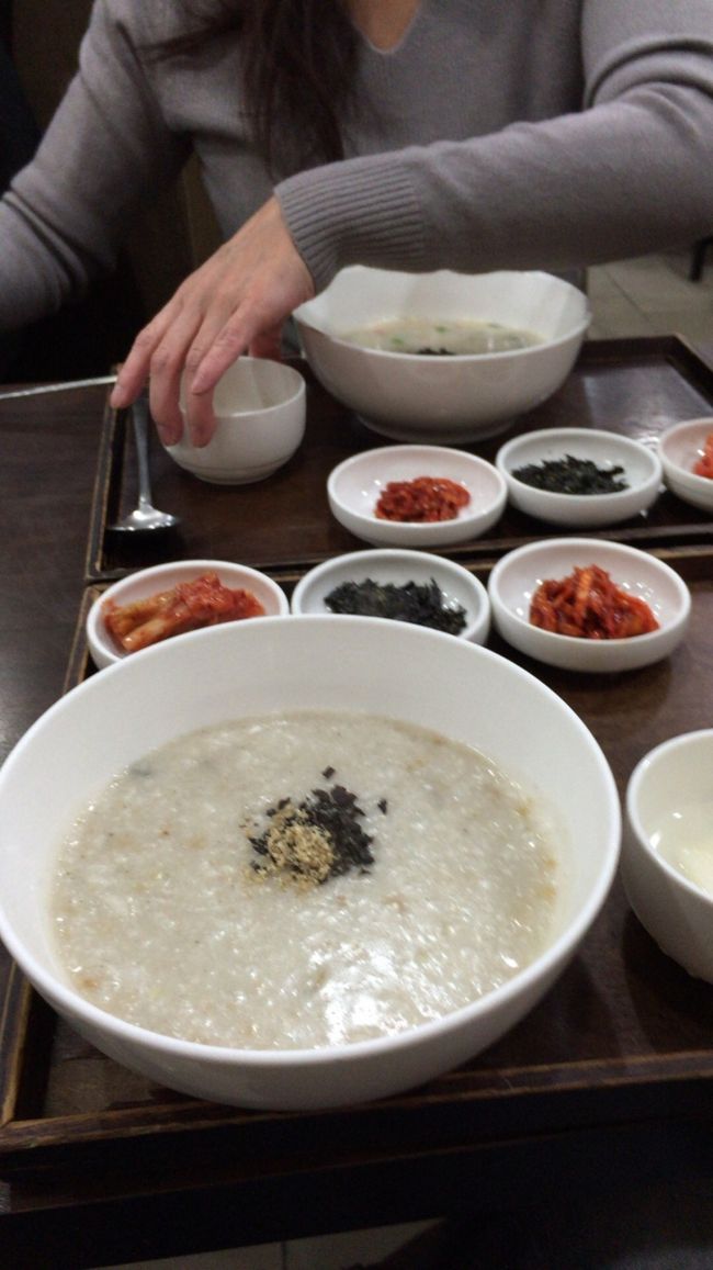 2日目の朝食も定番のお粥で、明洞の多味粥！<br /><br />2人共にあわび粥と朝からビール2本?<br /><br />お粥も美味しかったけどイカキムチが最高に美味しくて、日本に帰ってきてから多味粥さんにネット注文してEMSで送ってもらった位です。