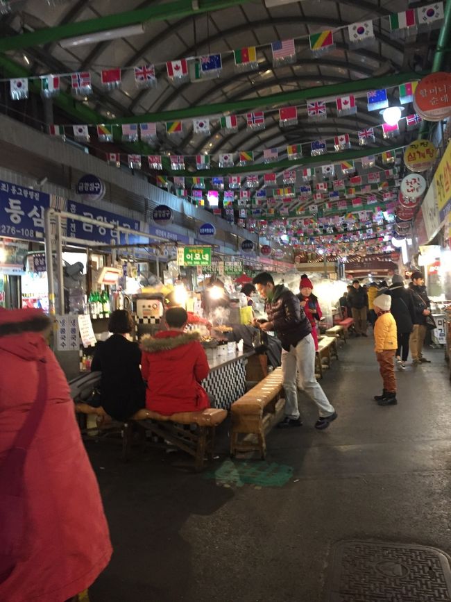 2日目の夕食は広蔵市場！<br /><br />市場の屋台でとりあえず座れる店に座って、まずビール！<br />ビールを飲んでると店のおばちゃんが勝手に料理を出して来ました(^^;;<br /><br />トッポギとキンパ・ 何かのスープなど、正直あんまり美味しくは無かったです。。。