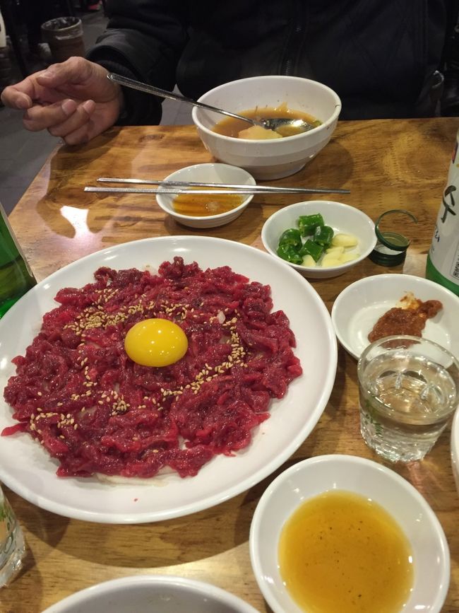 広蔵市場の屋台だけでは物足りなかったんで、近所のチャメチッ 2号店へ。<br /><br />20分位待って、ビールと韓国焼酎・ユッケを頂きました。最近の日本人には喜ばれるでしょうけど、味はフツウです。。。