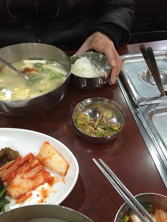 最終日の3日目の朝食は、ホテルから歩いて15分位の 武橋洞 プゴグッチッ<br /><br />干しタラ？のスープとご飯・キムチなどが、言わなくても出て来ます。<br />そのままでもオッケーですが、一緒に出てくるオキアミを入れた方が美味しいです！<br /><br />ここでも朝からビールを2本(^^;;<br /><br />これらの他にも、明洞のマッコリバーに行ったり、ホテルの部屋や関空・金浦空港のラウンジでビールやワインを飲んでましたので、3日間の短い旅行中はずっとアルコールを飲んでた感じです。<br /><br />次回今年の夏休みにまた嫁と2人でソウルに行くと思うので、その時はカンジャンケジャンとタッカンマリの色々な店を食べ比べしようかと目論んでます！