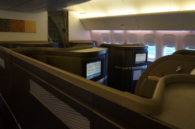 L1（左舷の一番前のドア）から搭乗すると、まずファーストクラスです。<br />横１−１−１の配置でプライベート感満載です。<br />通過します。