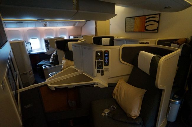 ファーストクラスの先がビジネスクラスです。<br />横１−２−１のヘリンボーンと呼ばれるレイアウトです。<br />シートはフルフラットになります。