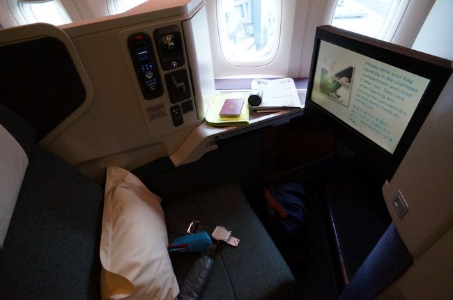 座席の位置と窓が離れているので、シートベルトサイン点灯中は景色が見づらいですが、プライベート感満載です。<br />ヨーロッパまで飛んで欲しいくらいです。