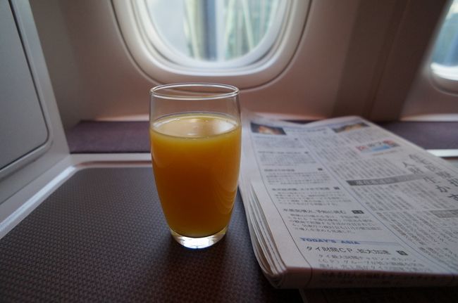 ウェルカムドリンクを頂きます。<br />スパークリングワインとオレンジジュースがあります。