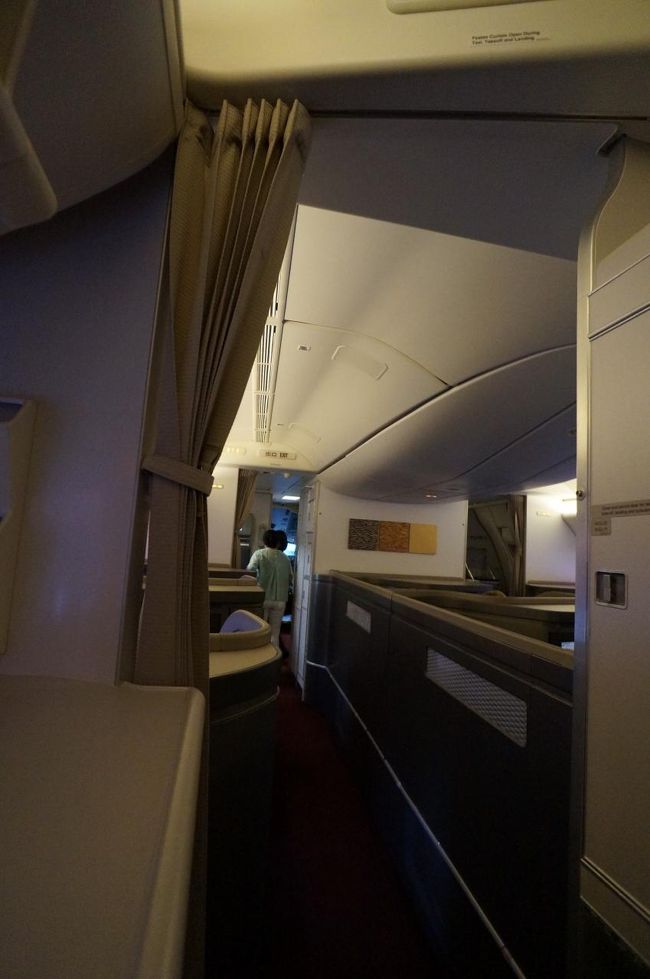 前方のファーストクラスの先にコクピットが見えます。<br />前回のカタール航空同様、ドアが開放状態です。