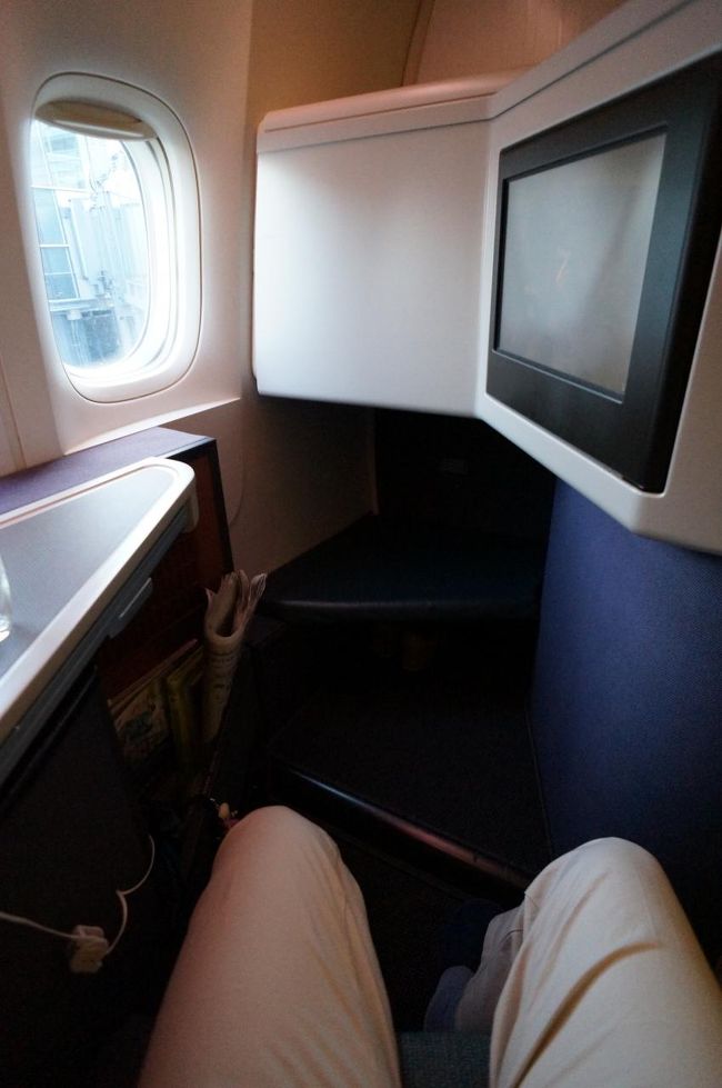 普通に着席した状態の目線です。<br />奥側にオットマンがあり、その下にリュックサック程度の荷物を収納出来ました。<br />足先がだんだん細くなっていますので体格が良い方は両サイドが少し狭く感じると思います。