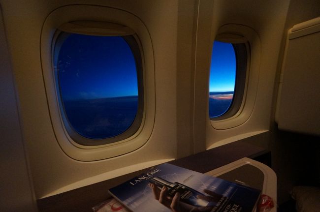 地上は既に暗いですが、雲の上ではまだきれいな夕焼けが見れます。