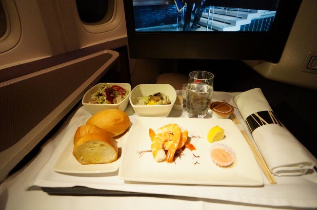 前菜はワントレイでサーブされます。<br />キャセイはえびが高確率で出るとの情報でしたが、その通りのようです。<br />サラダとそばがつきます。<br />パンはキャセイ自慢？のガーリックパンです。