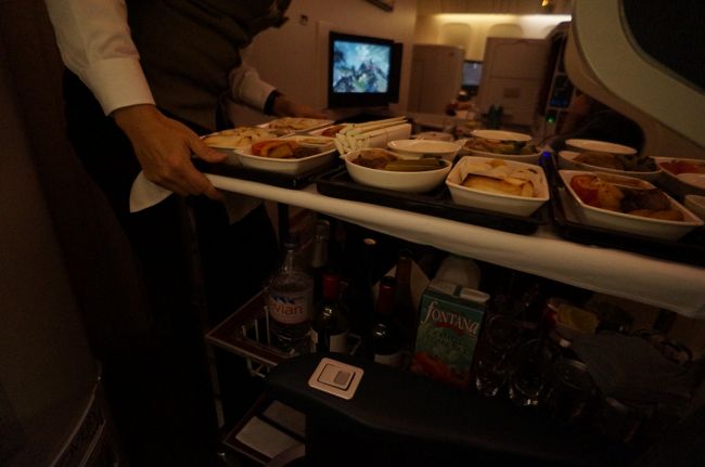 メインはワゴンサービスとなり、３種類より選べます。<br />実際に目で見ながら選べるのは良いですね。<br />某日系航空会社では同じ路線だと１トレイでサーブされるようです...