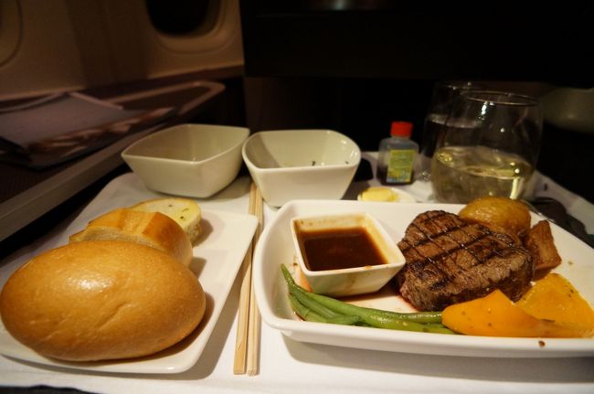 カロリー度外視でお肉を頂きます。<br />レア具合がなかなか良く美味しいです。<br />ソースは皆さんの情報通り濃いのでご注意を。