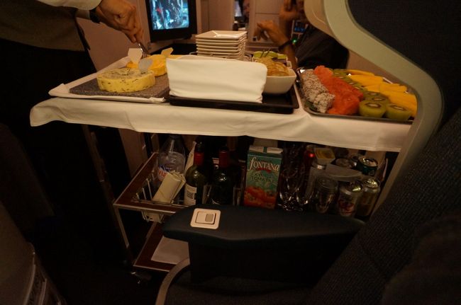 デザートのチーズ・フルーツもワゴンで登場です。<br />お酒は飲めませんので迷わずフルーツを。