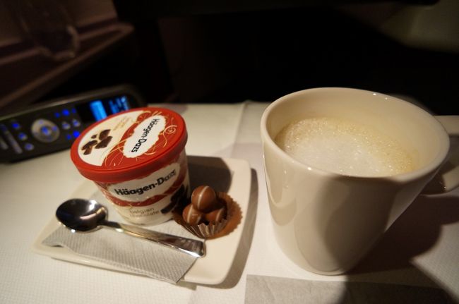 アイスクリームは３種類から選べました。<br />ラテを頂きます。<br />このチョコが「プラリネ」です。