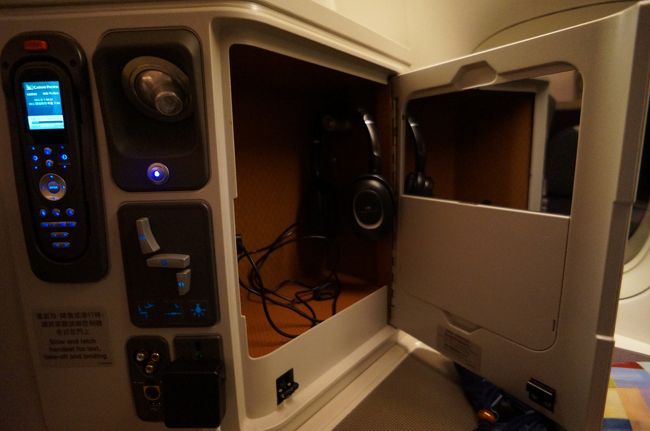 小物を収納できる扉がこちらにもあり、ヘッドホンもあります。