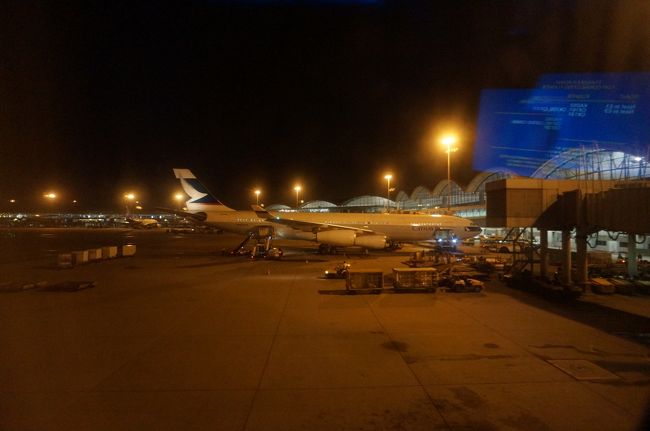 香港へ到着しました。<br />ほぼ定刻の20：30でした。<br /><br />JAL特典航空券で行く香港の旅　③香港到着からホテル（ラマダ香港）まで<br />に続きます。