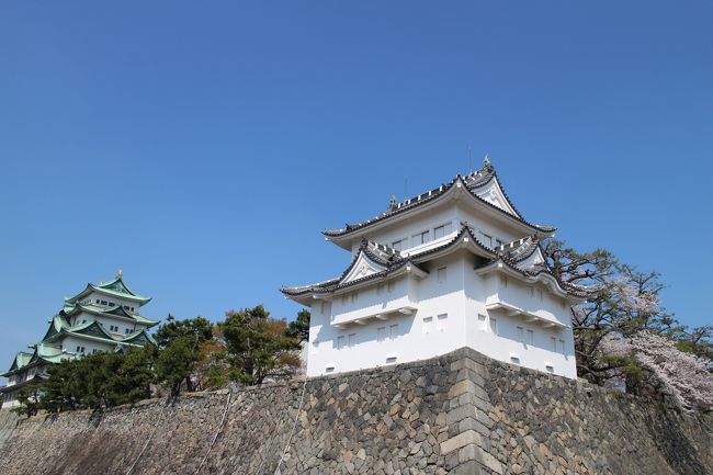 手前は西南隅櫓